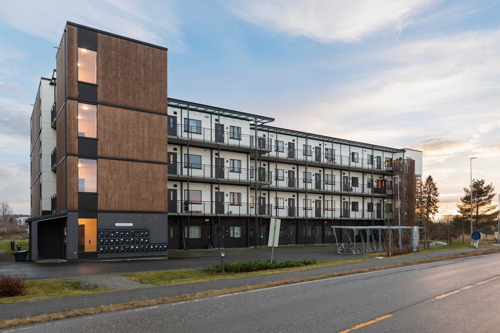 Området er omgitt av kulturminner, og Eidsvollsbygningen ligger i nærheten. Galleribilde