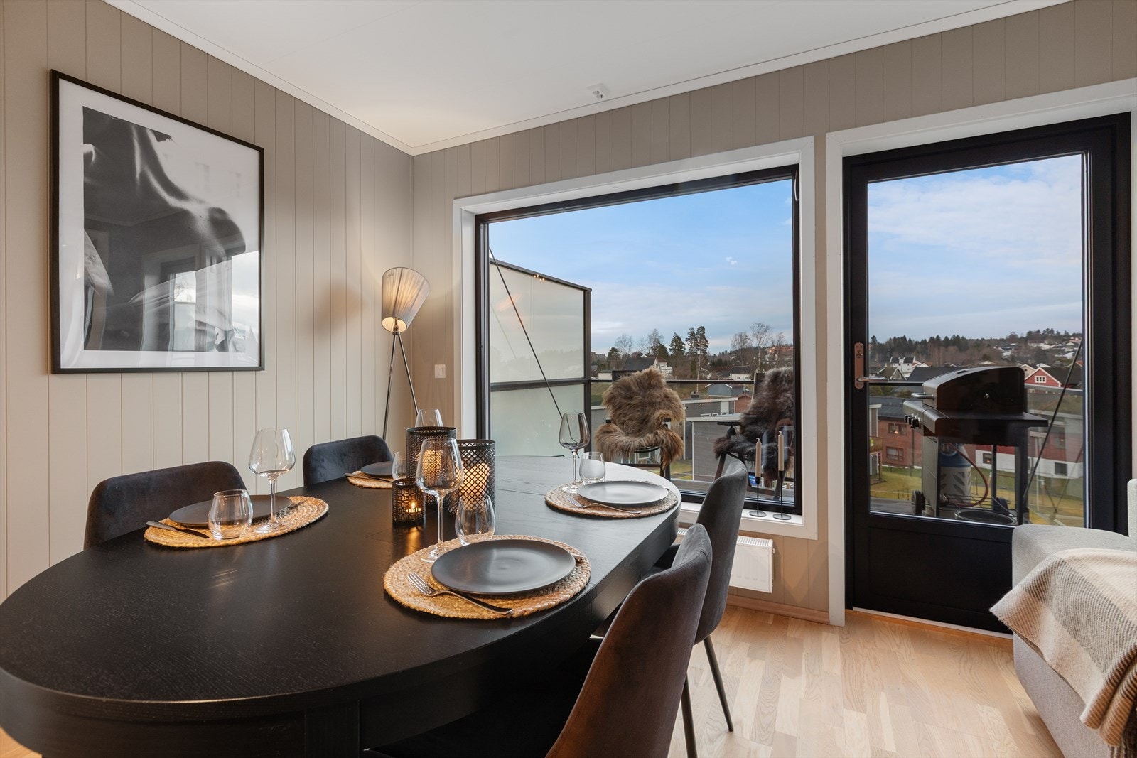 Store vindusflater fra Nordan med 3-lags isolerglass gir rikelig med naturlig lys. Galleribilde