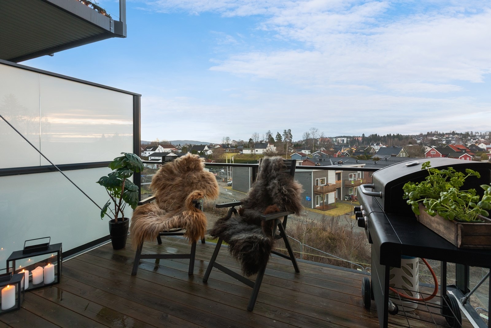 Balkonggulvet er dekket med impregnert trevirke, og rekkverk i glass sikrer utsikten. Elektrisk markise over balkongen. Galleribilde