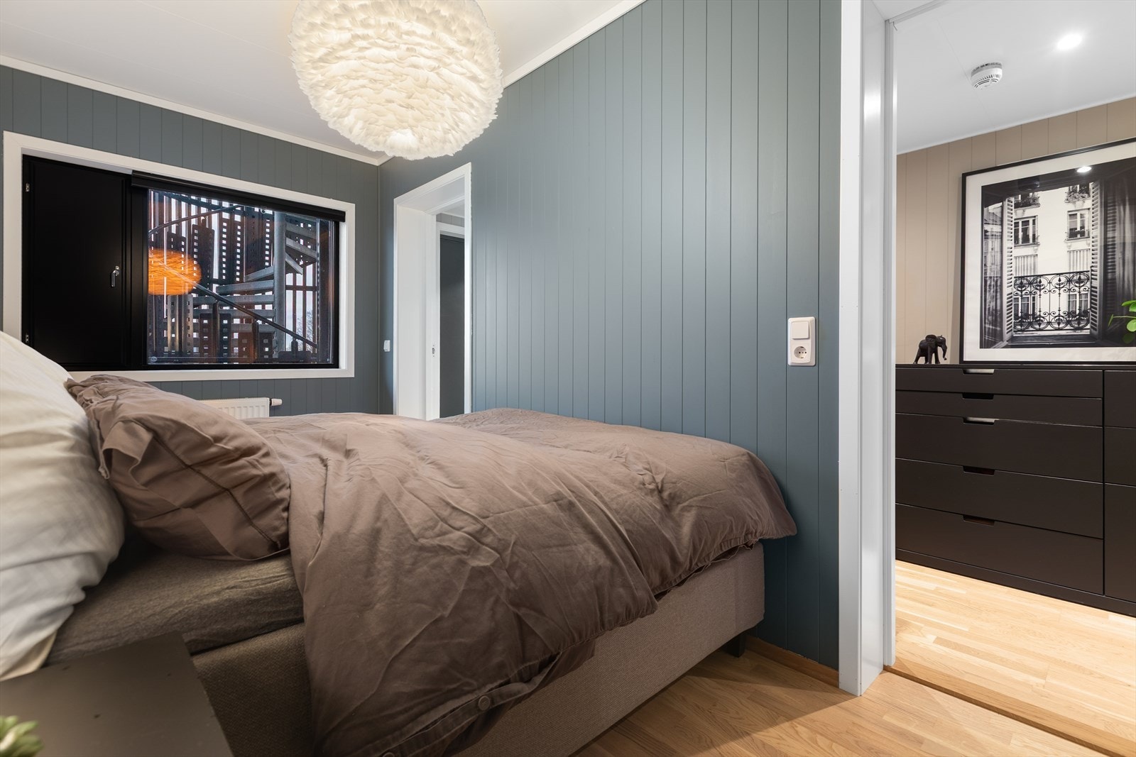 Vegger med panelplater og en takhøyde på ca. 2,5 meter gir en god romfølelse. Galleribilde