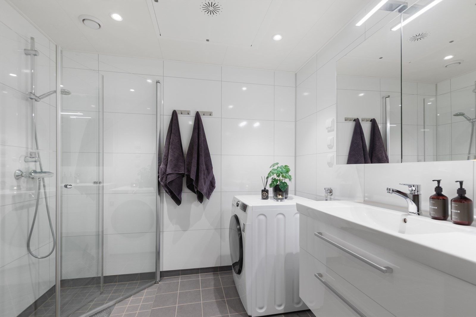 Her er det varmekabler i gulvet for ekstra komfort, samt downlights i taket. Galleribilde