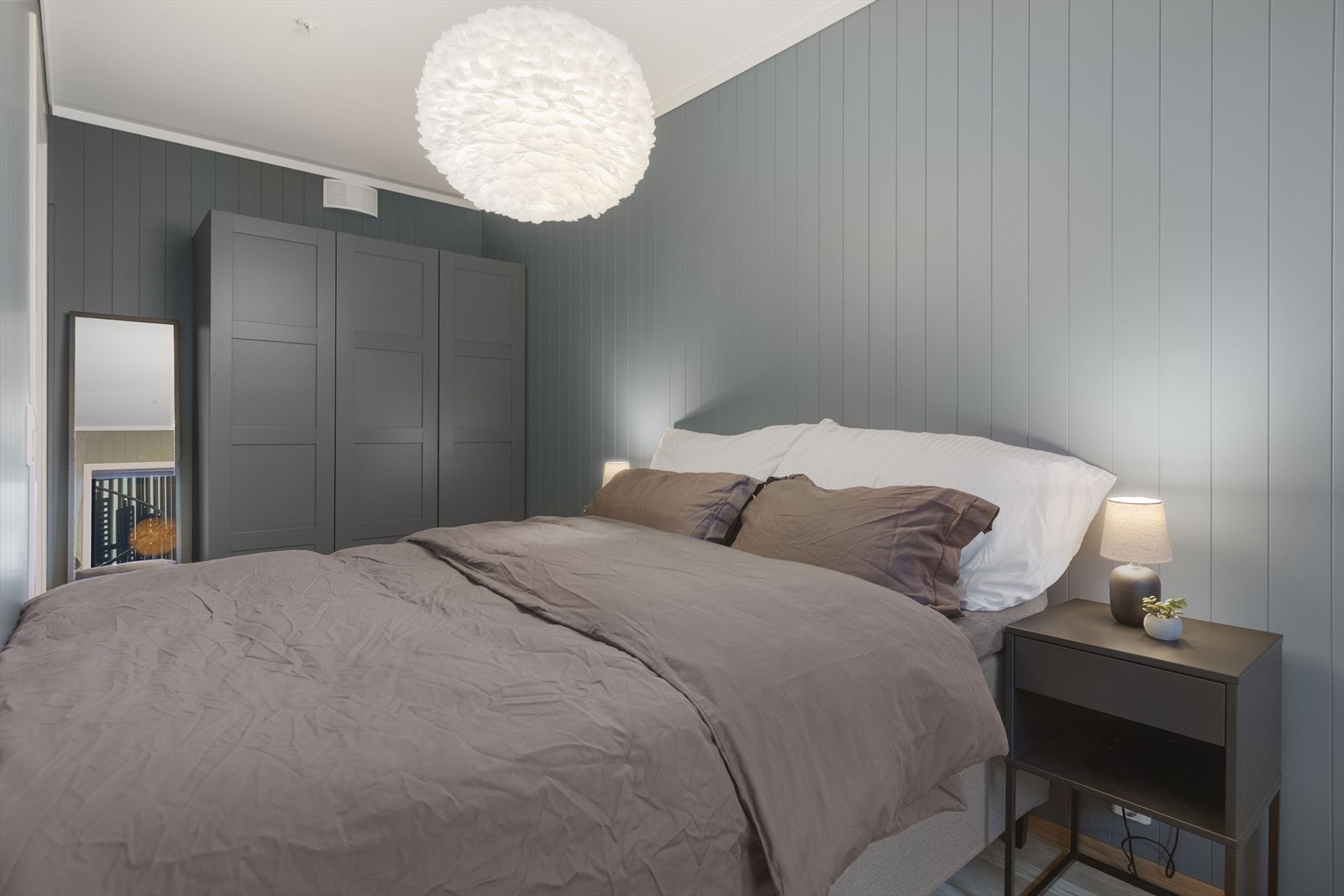 Rommet har plass til garderobeløsninger for god oppbevaring. Galleribilde