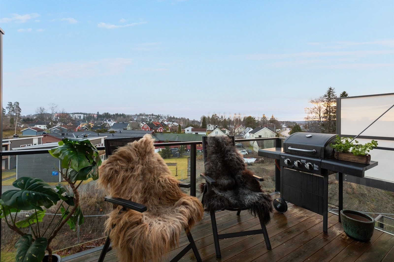 Den sørvendte balkongen på 9 m² har utgang fra stuen og plass til en sittegruppe. Galleribilde