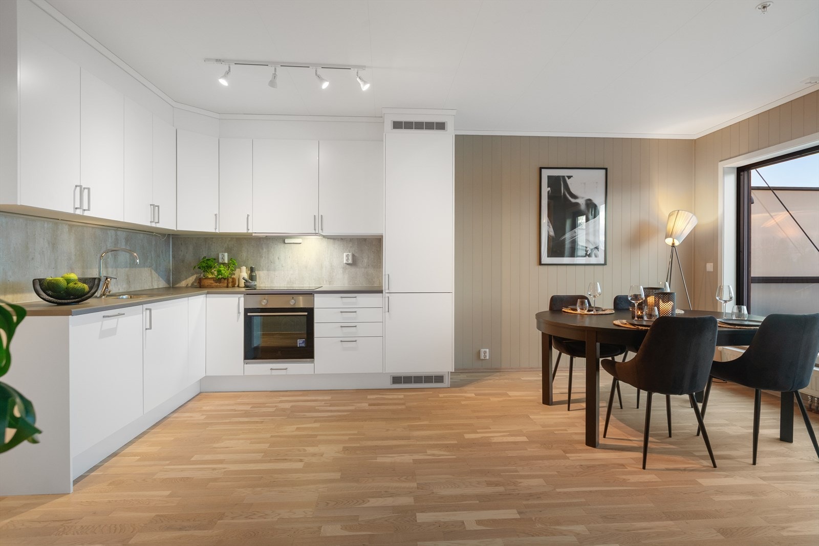 Kjøkkenet er utstyrt med integrerte hvitevarer som komfyr, platetopp, oppvaskmaskin og kjøl/frys. Galleribilde