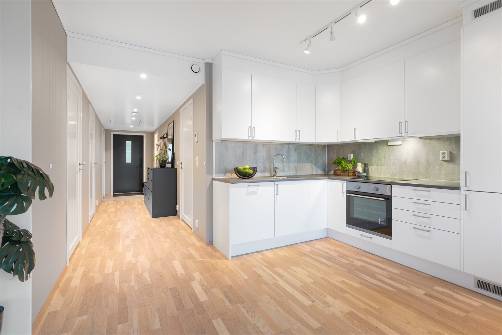 Kjøkkeninnredning fra Marbodal med hvite, glatte fronter og rikelig med skapplass. Galleribilde