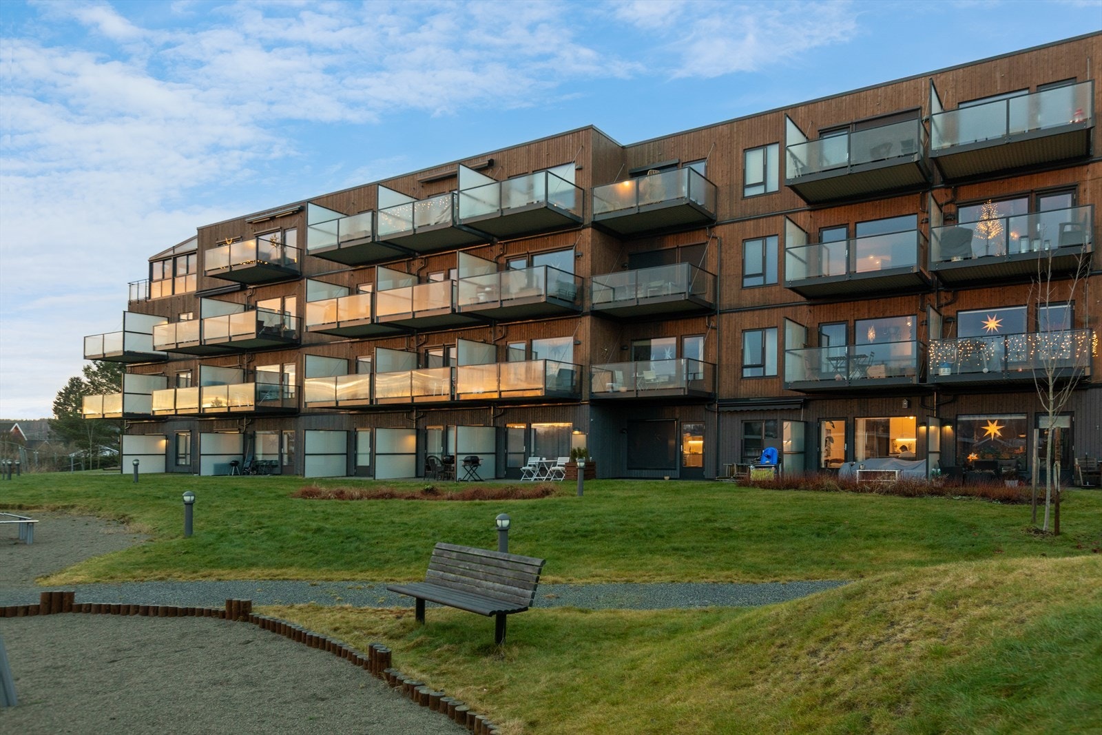 Fellesområdene er pent opparbeidet med grøntarealer og lekeplass. Galleribilde