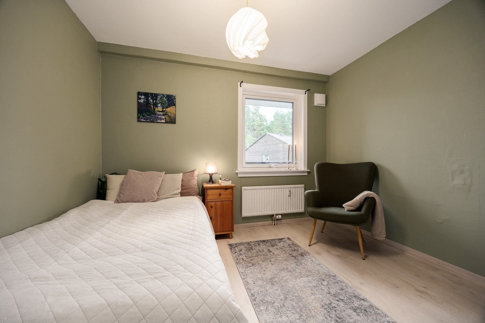 Soverom nummer tre er også av god størrelse med gode oppbevaringsmuligheter Galleribilde