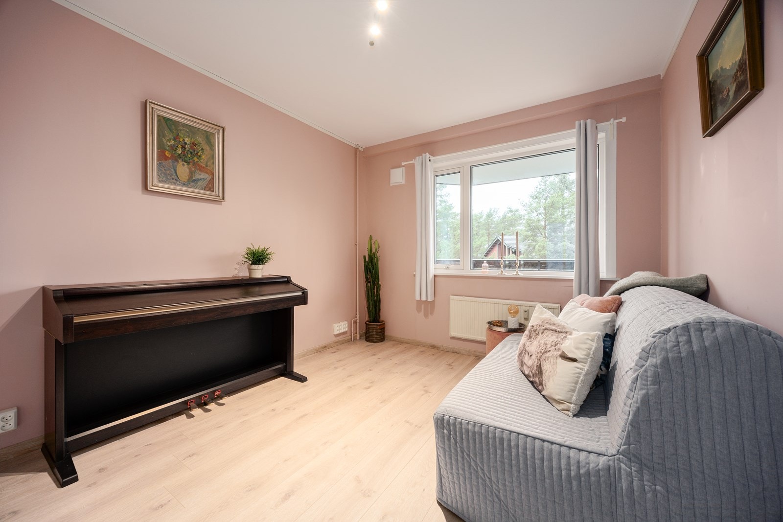 Luftig hovedsoverom med god plass til dobbeltseng og tilhørende møblement Galleribilde