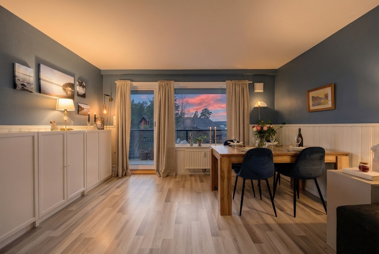 Stuen er luftig, med god plass til stor sofagruppe og spisebord Galleribilde