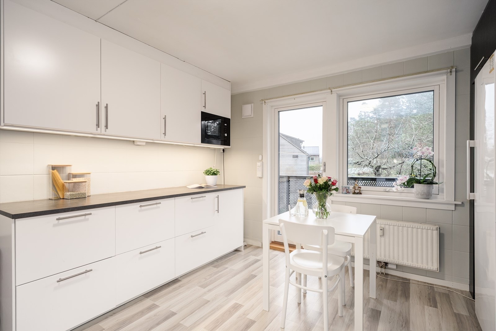 Nyere kjøkkeninnredning på den ene siden, fra 2024. Galleribilde