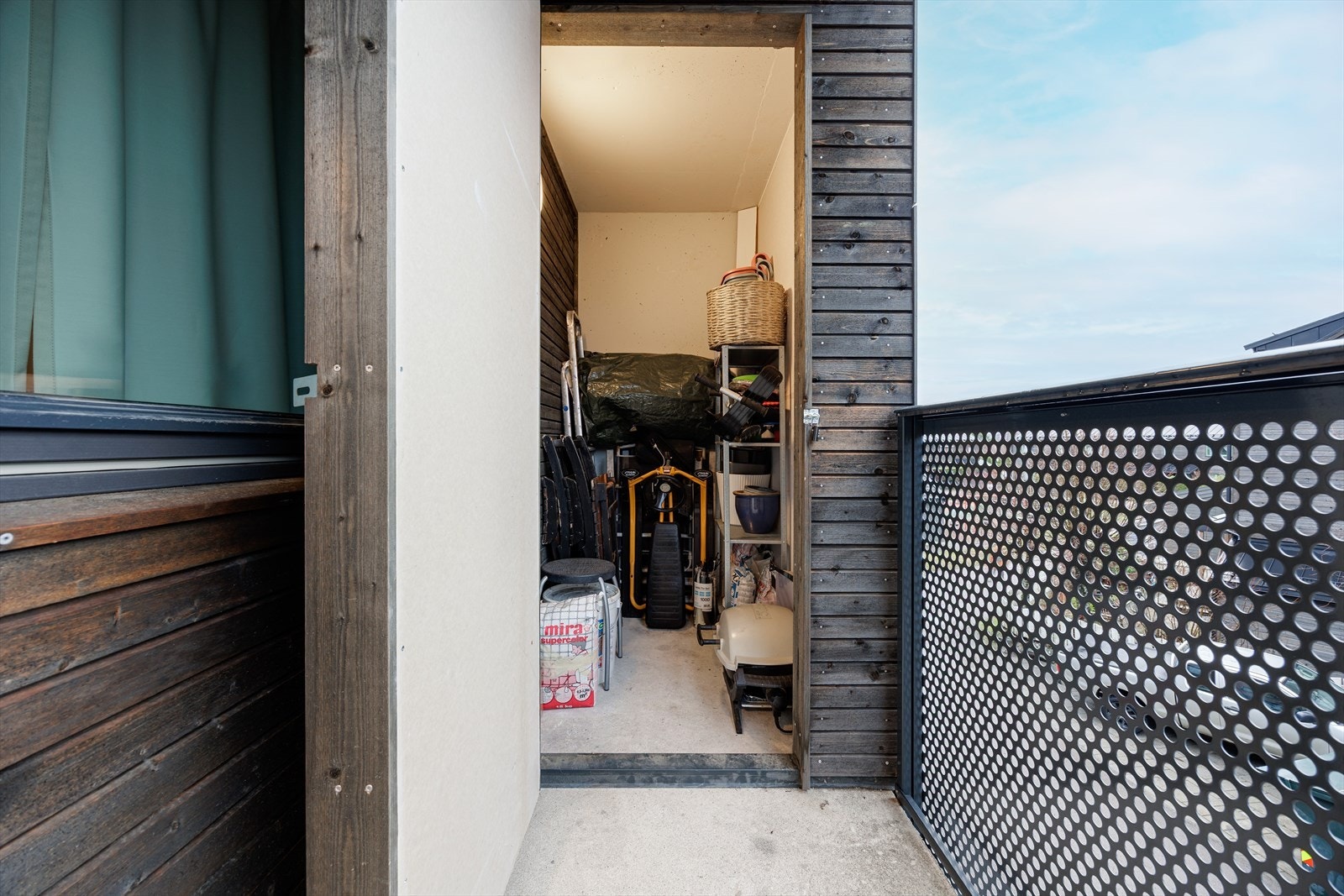 Meget praktisk utvendig bod på den ene balkongen, med rikelig oppbevaringsplass Galleribilde