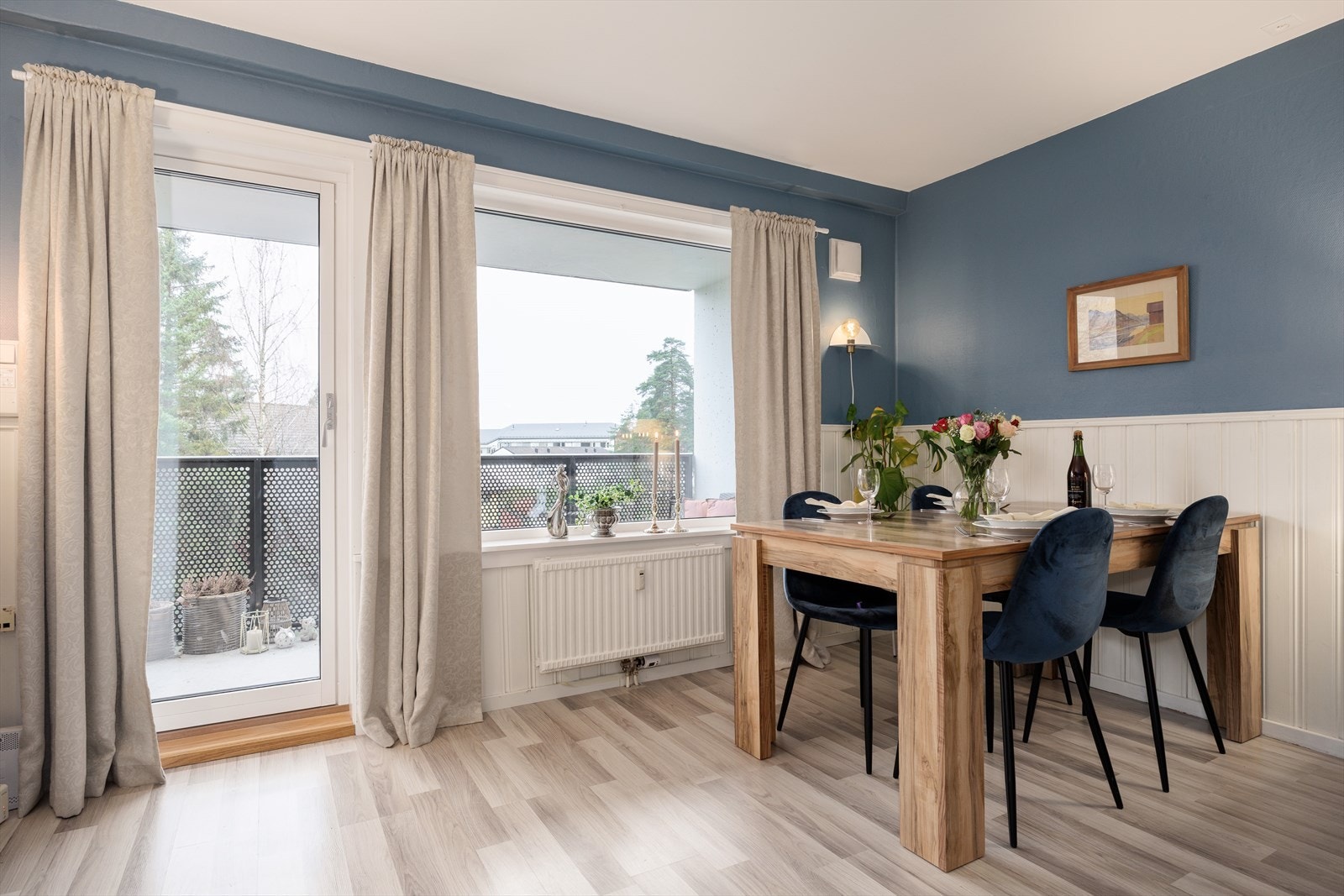 God plass til stort spisebord, hvor venner og familie kan samles Galleribilde