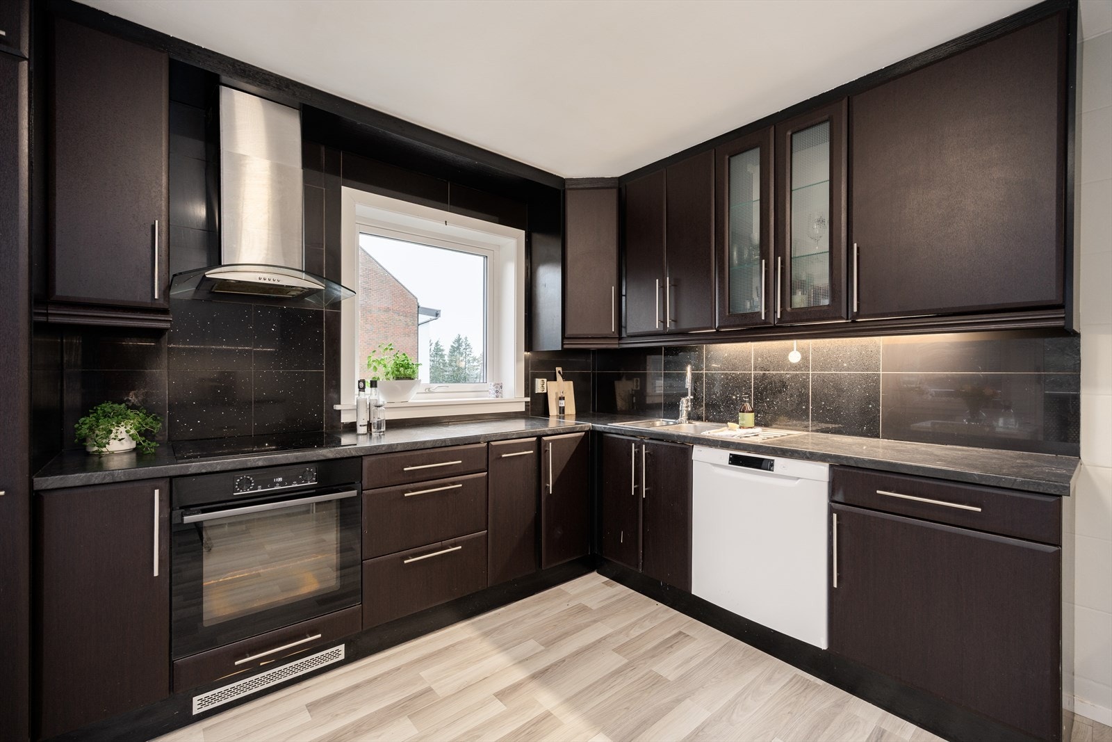 Kjøkkeninnredningen er hovedsakelig fra 2012 Galleribilde