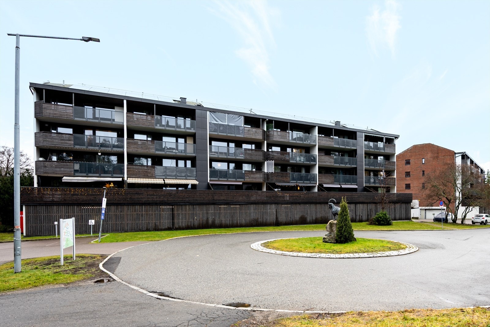 Bertramjordet borettslag ble bygget i 1987, og består av 4 lavblokker og 10 rekkehus Galleribilde