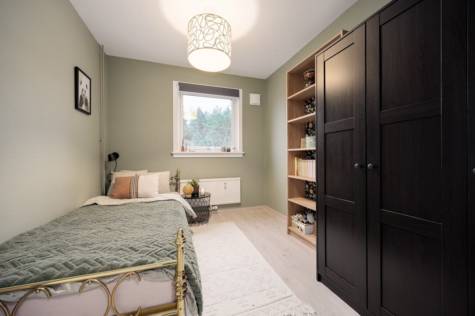 Soverom nummer 2, med god plass til enkeltseng og oppbevaring Galleribilde