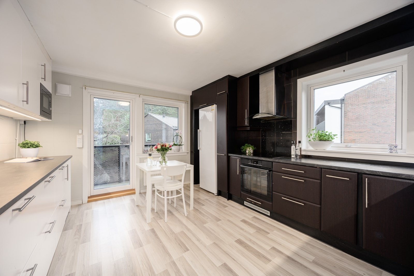 Stort separat kjøkken, med mye skap- og benkeplass Galleribilde