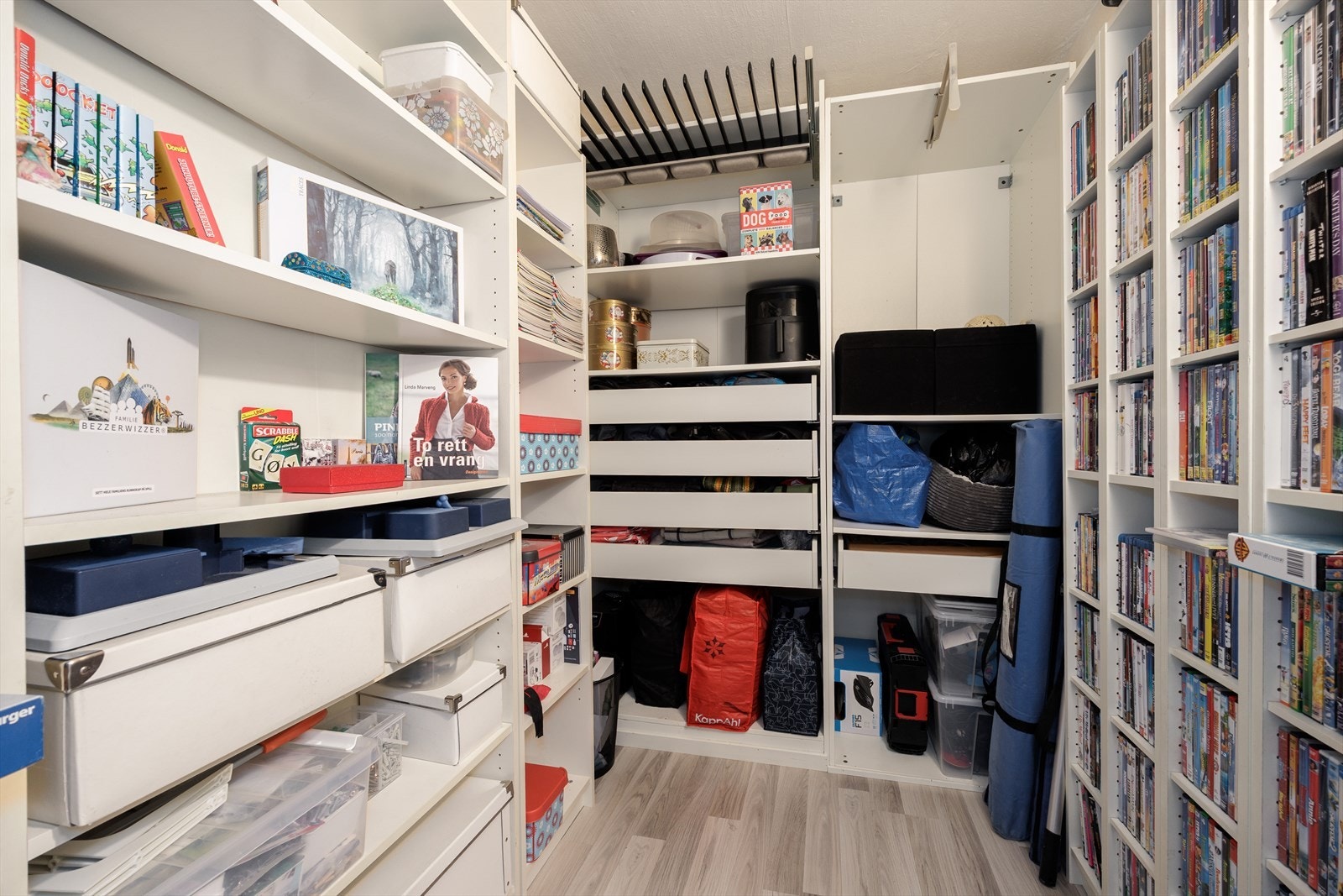 Meget romslig og praktisk innvendig bod Galleribilde