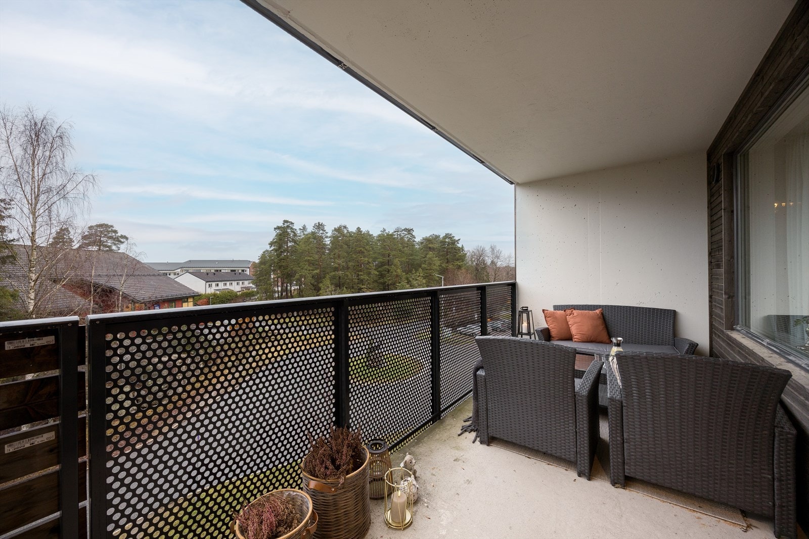 God plass til utemøblement på balkongen Galleribilde