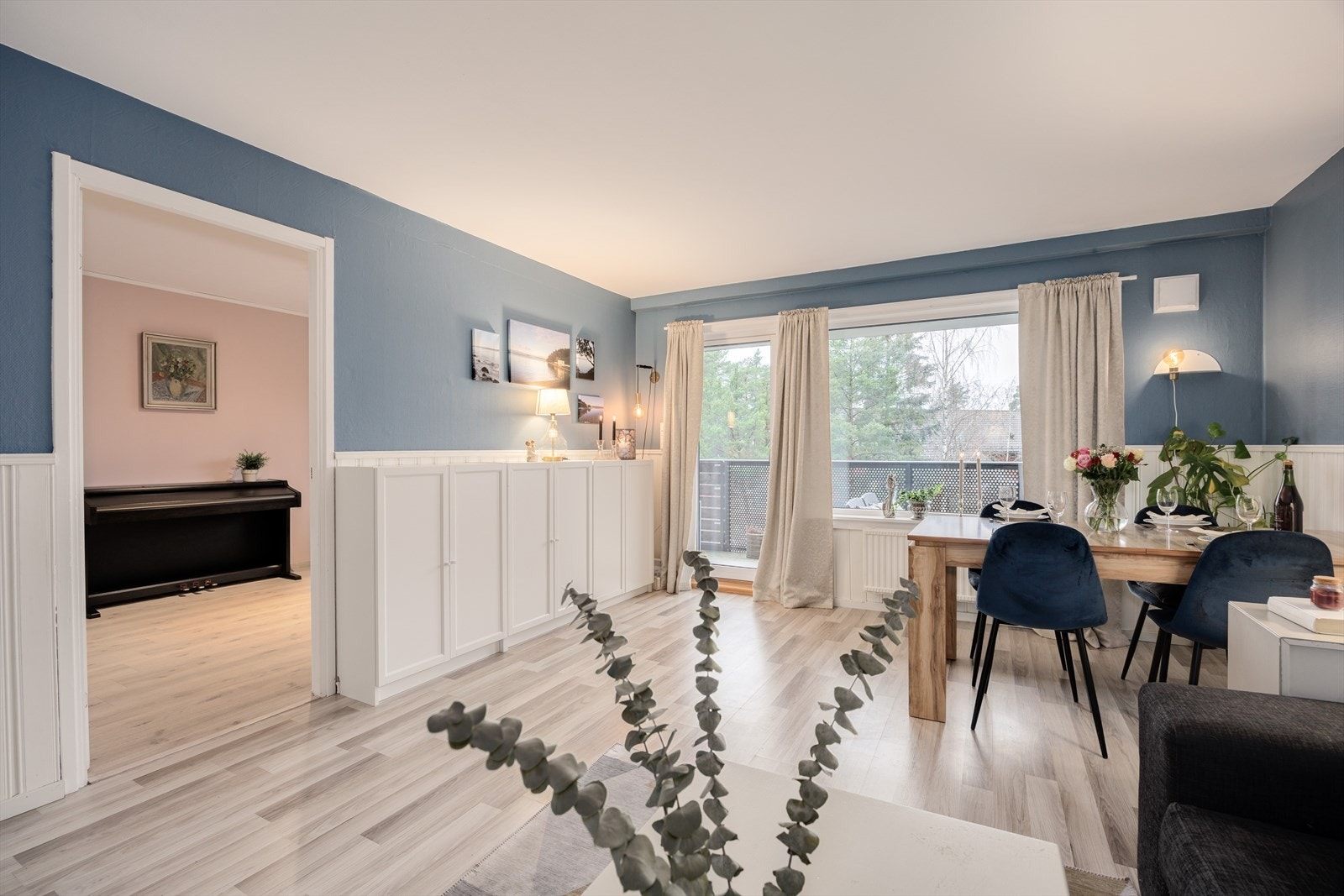 De store vindusflatene fyller boligen med mye dagslys Galleribilde