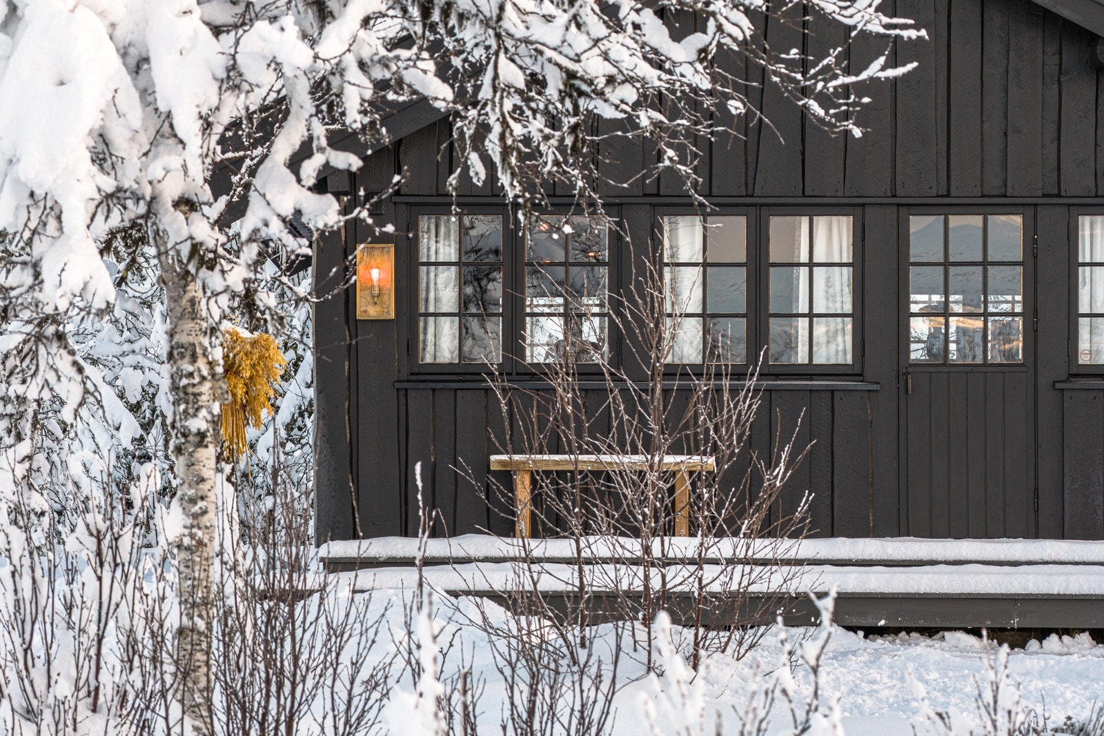 Vegglampe i messing fra Nordal Galleribilde