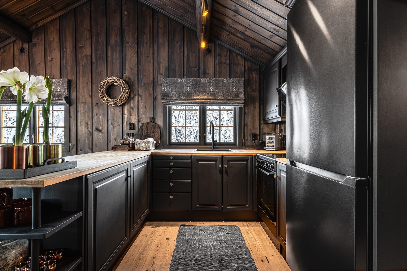 Dørknotter i messing fra R.Bergersen.
Liftgardin i ullstoff fra Green Apple.
Taklampen i messing er fra Nordal Galleribilde