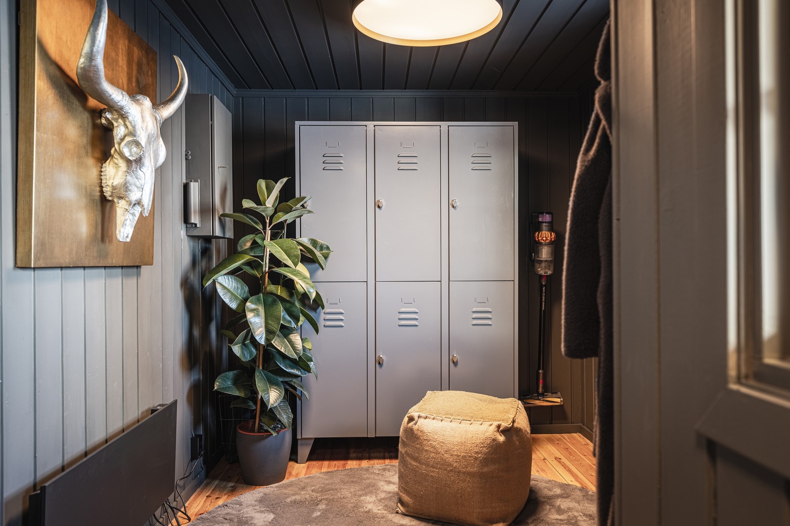 Entre / garderobe
Taklamper fra Loom i sort/ messing
Skap fra AJ Galleribilde