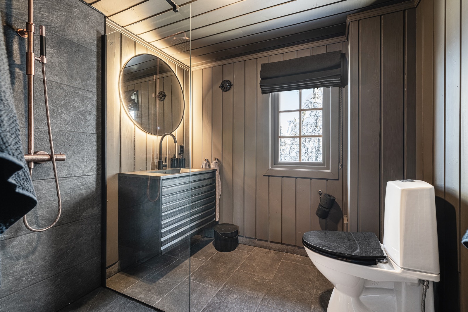 Toalett fra Gustavsberg.
Lift gardin i lin stoff
Lufte ventil i støpt jern fra Sekelskifte
Gulv fliser i antracit 60x30 Galleribilde