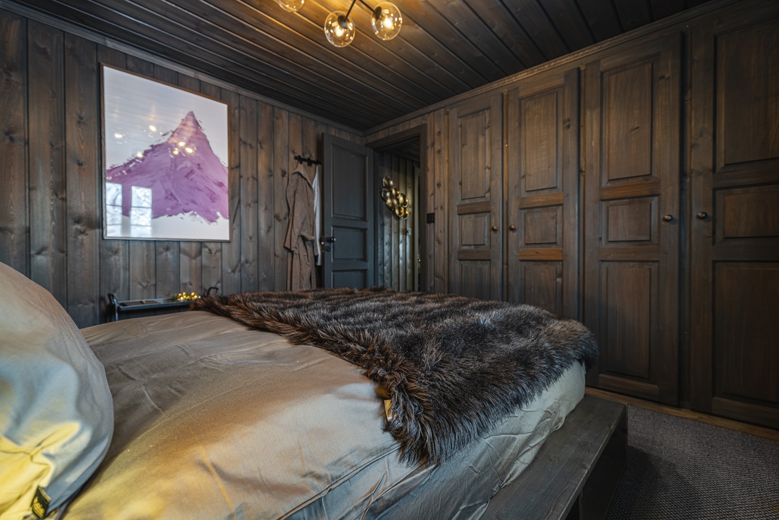 Hovedsoverom med god skapplass
Sengetøy i sateng fra Høie. Dyner og puter fra Bergen Dun.
Bilde med rosa fjelltopp , er fra Sandra Franson, Fine Art Print på museumspapir. Galleribilde