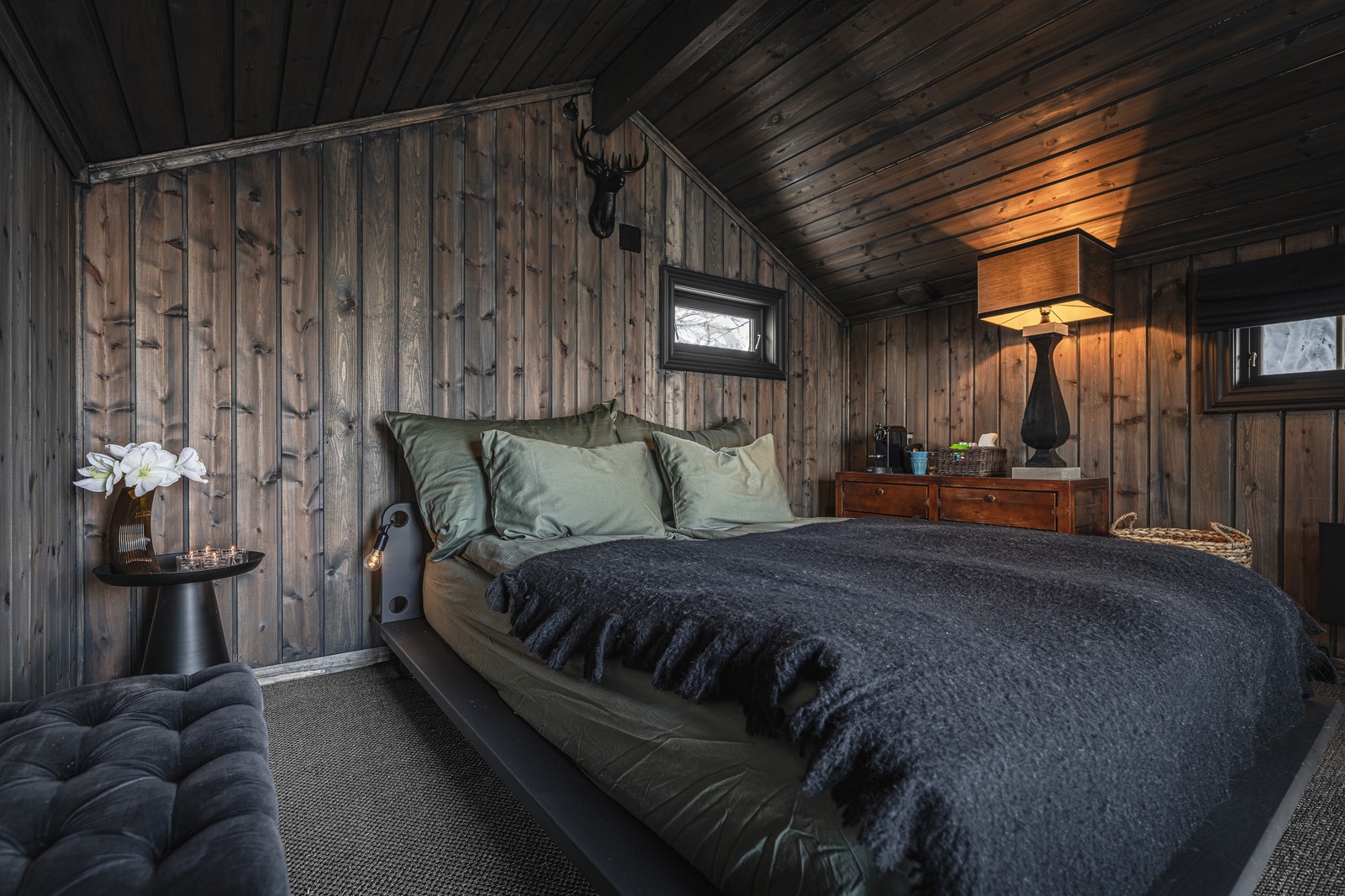 Kommode fra Jotex
Ottoman fra Home&Cottage
Lekkert sengetøy i sateng fra Høie.
Også her vi lagt vegg til vegg teppe i ullsissal med underlag.
Egen minibar er en selvfølge, da med kapselmaskin fra Nespresso. Galleribilde