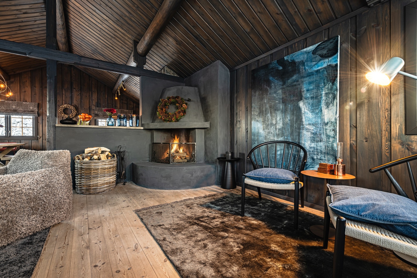 Et nydelig maleri fra Anja Høili - som forøvrig har hytte på Vaset.
Stoler og teppe fra Nordal. Gulvlampe fra Northern Galleribilde