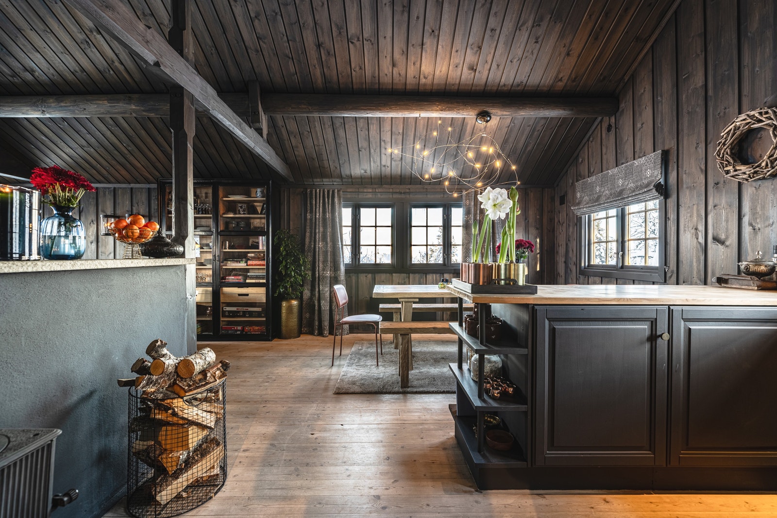 Supert med vedovn på kjøkken siden. Galleribilde