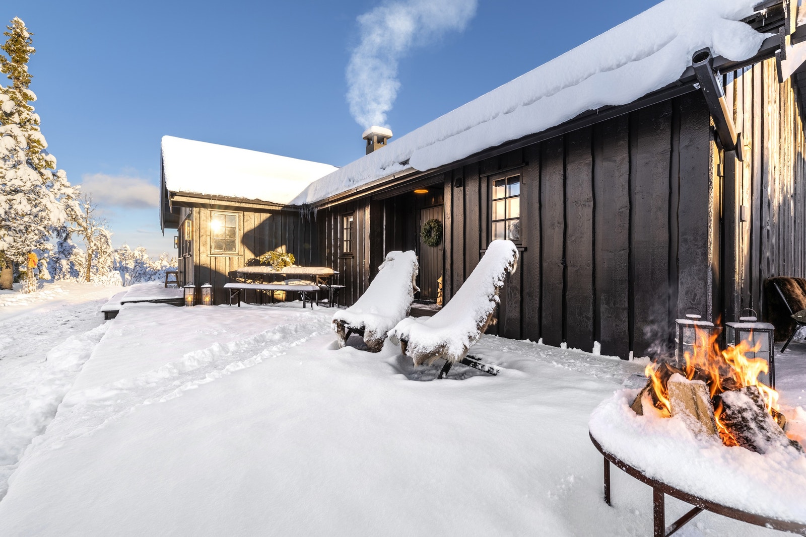 Uteområde med bålplass. Møbler fra danske Nordal og stoler i stilen Ecochairs Galleribilde