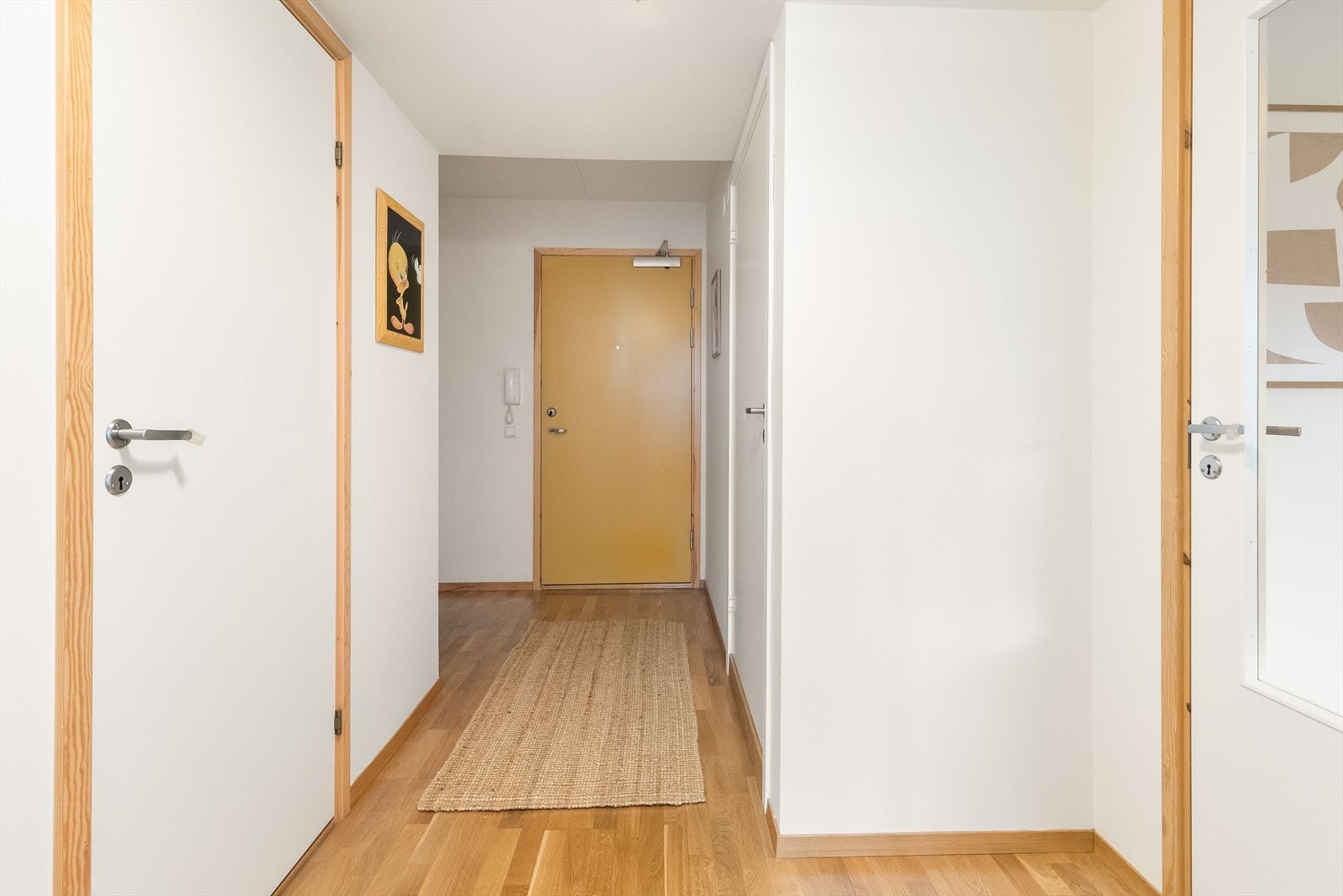 Du ønskes velkommen inn i en lys entré. Galleribilde