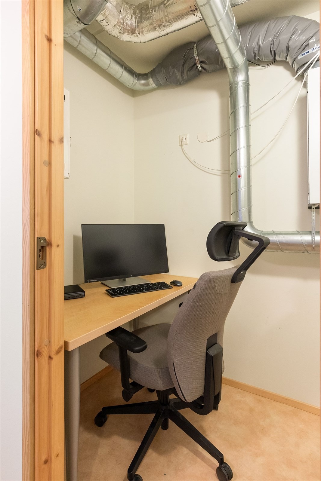 En innvendig bod gir ekstra lagringsplass eller mulighet for en liten kontorplass. Galleribilde