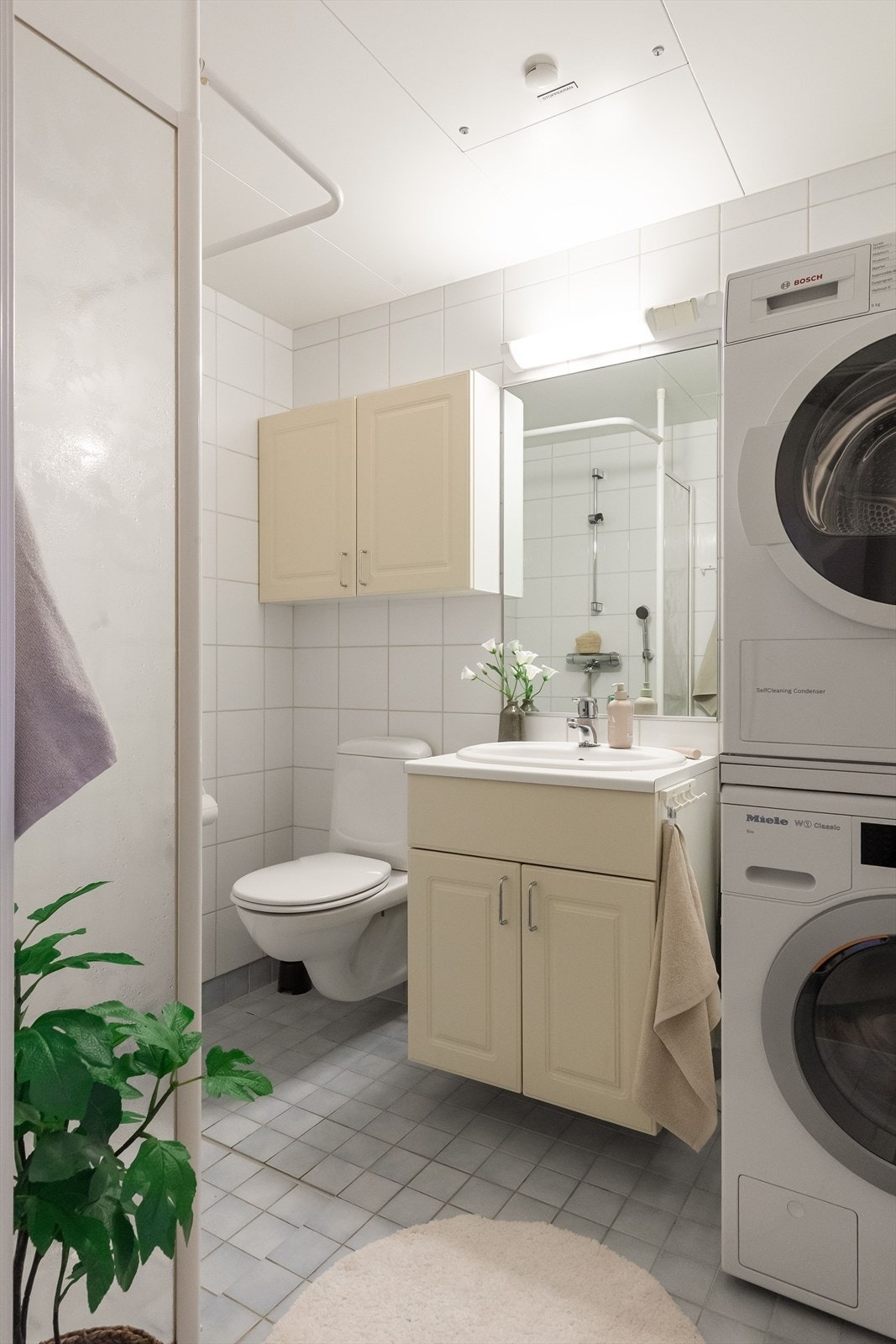 Badet er flislagt med varmekabler i gulv og opplegg for vaskemaskin og tørketrommel. Galleribilde