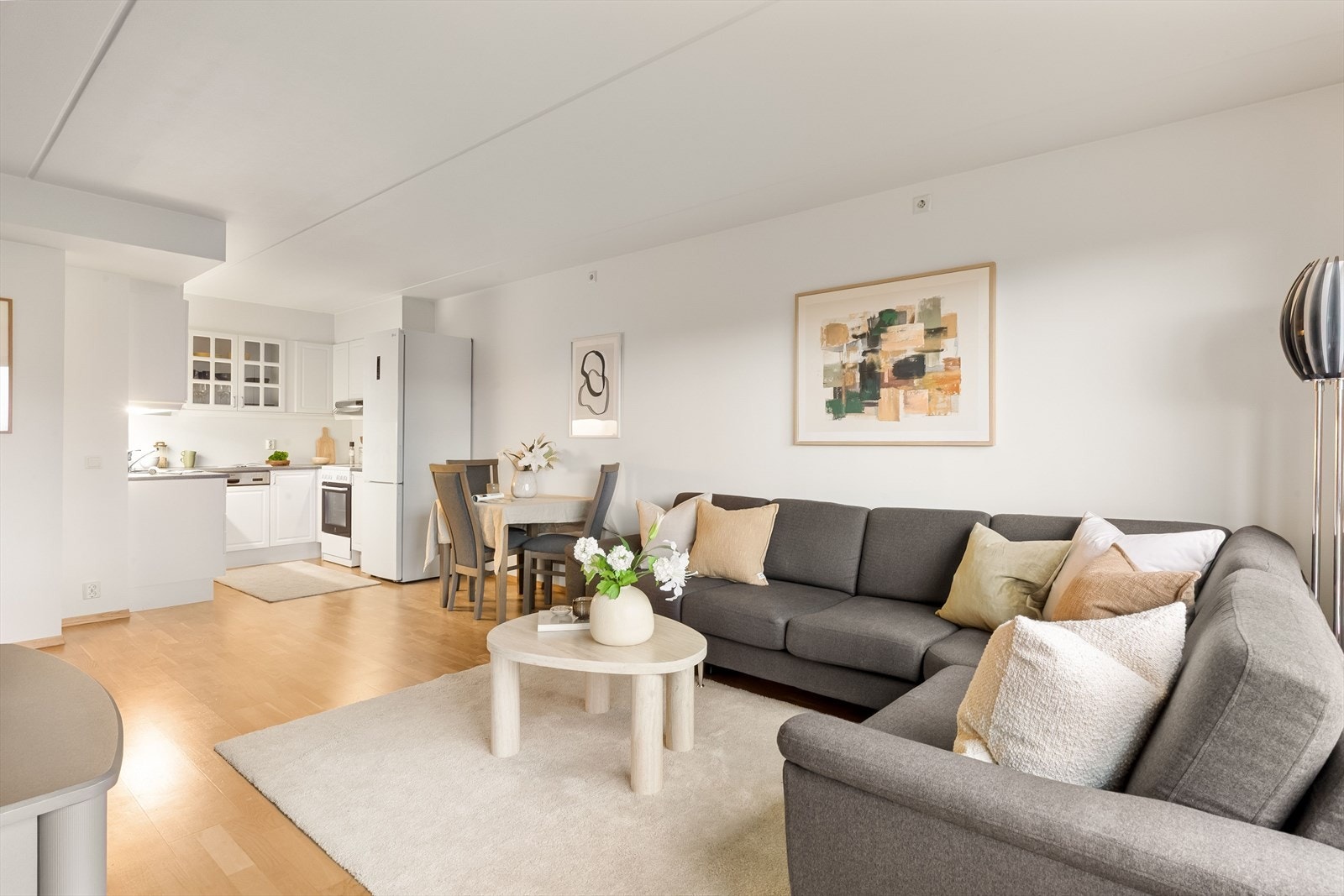 Leiligheten har en åpen stue- og kjøkkenløsning som gir en god romfølelse. Galleribilde