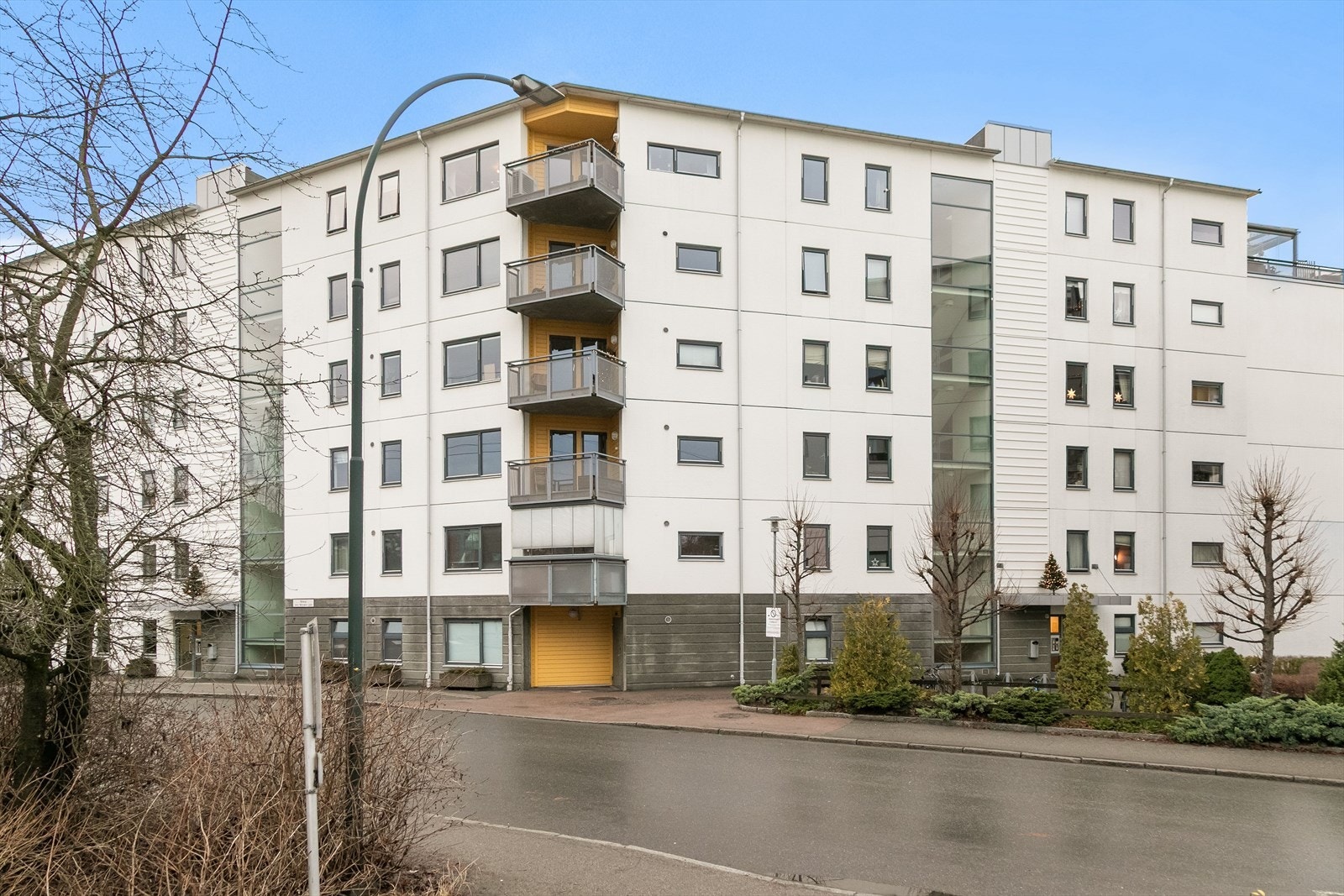 Leiligheten ligger i et moderne bygg fra 2004. Galleribilde