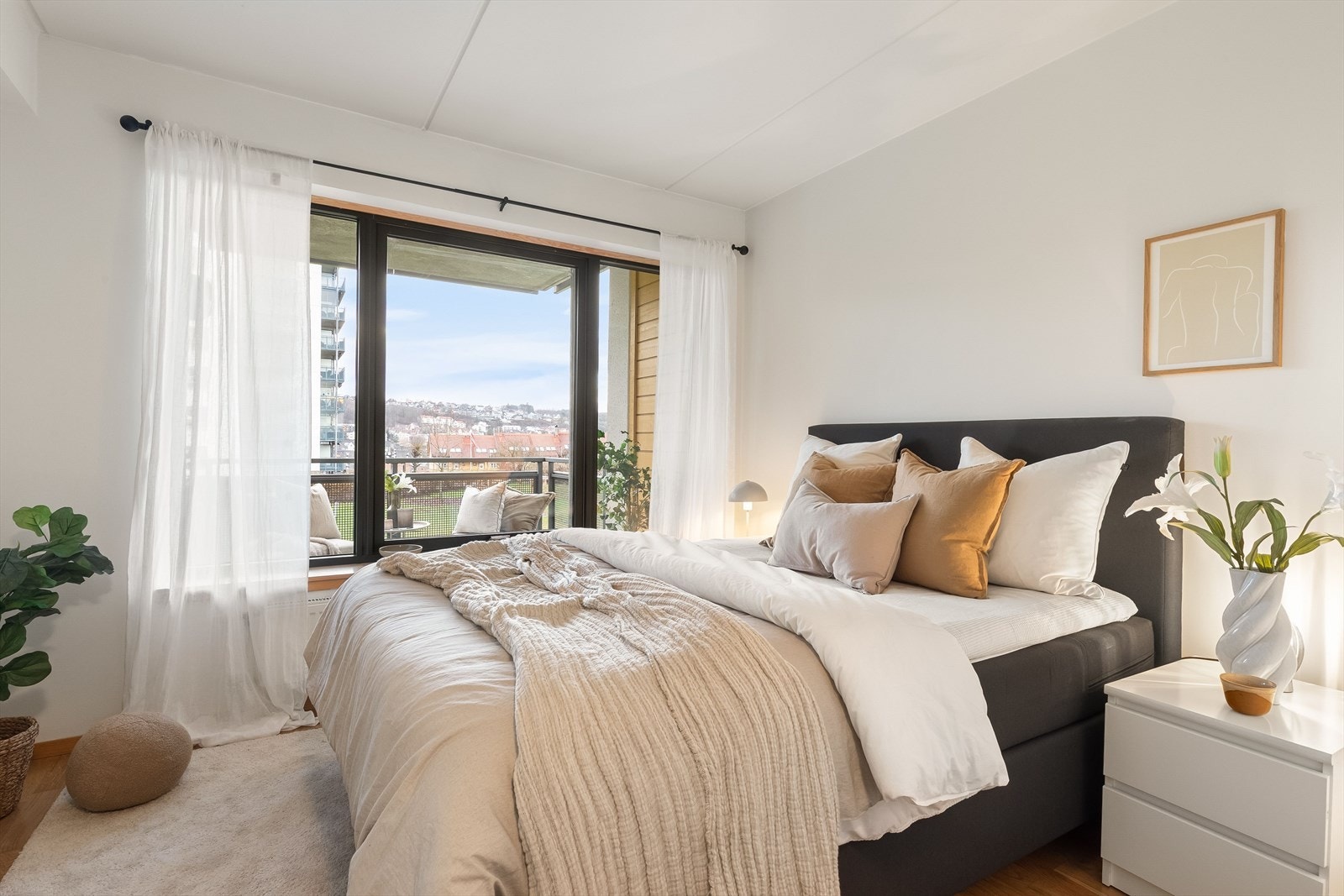 Soverommet er av god størrelse med plass til dobbeltseng og tilhørende møblement. Galleribilde