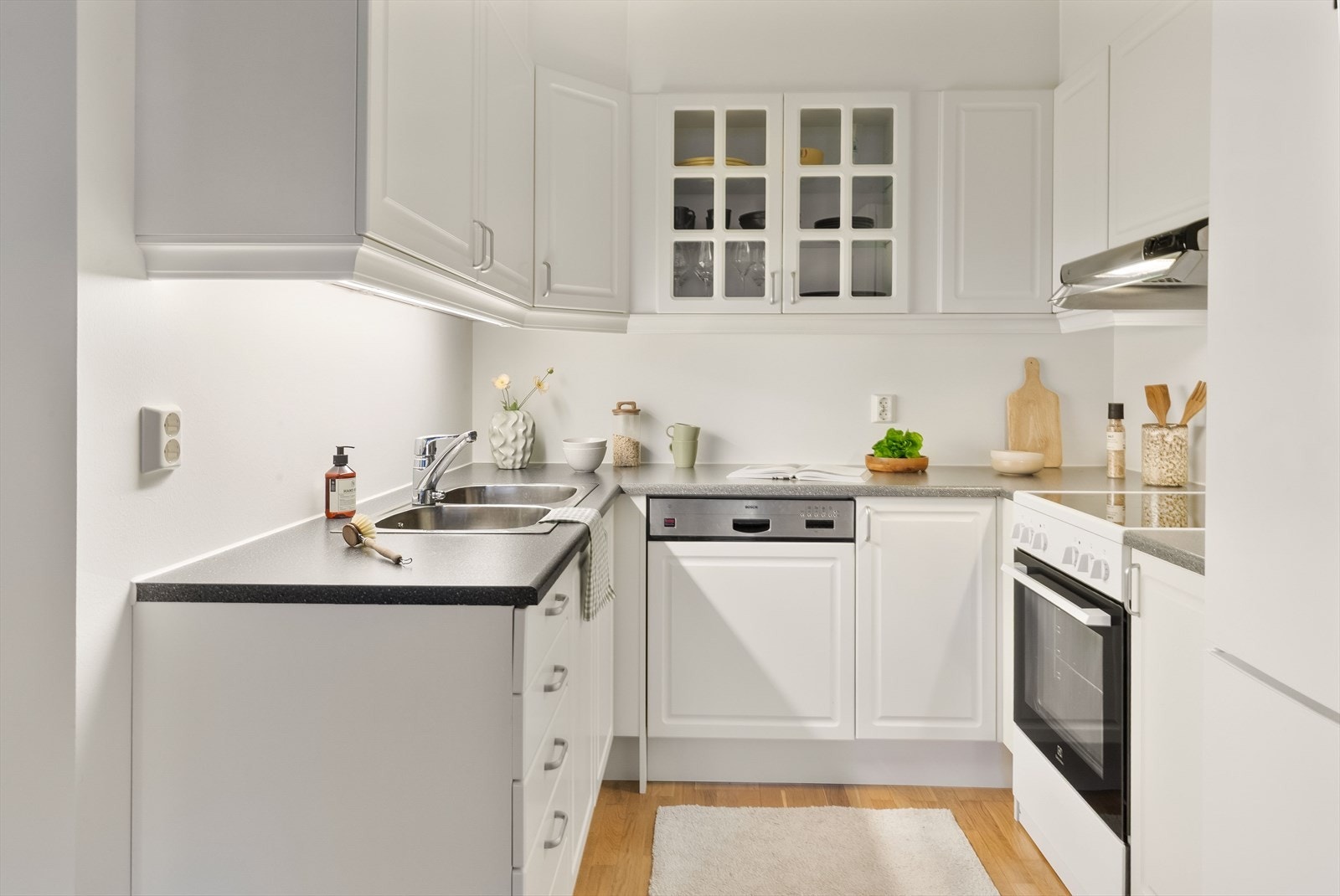 Kjøkkeninnredningen har profilerte fronter og godt med både skap- og benkeplass. Galleribilde