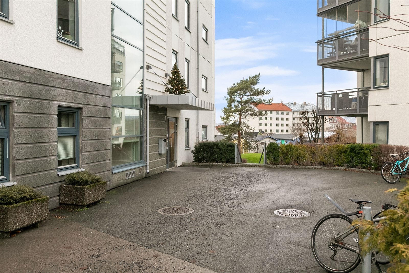 Hyggelig fasade med sykkelparkering rett utenfor. Galleribilde