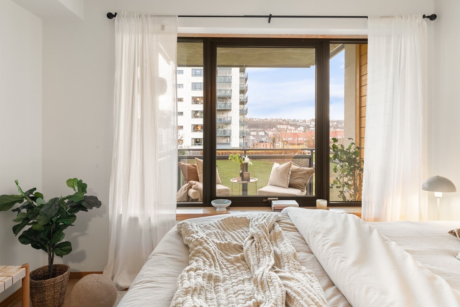 Soverommet har utsikt til balkong og godt med naturlig lysinnslipp. Galleribilde