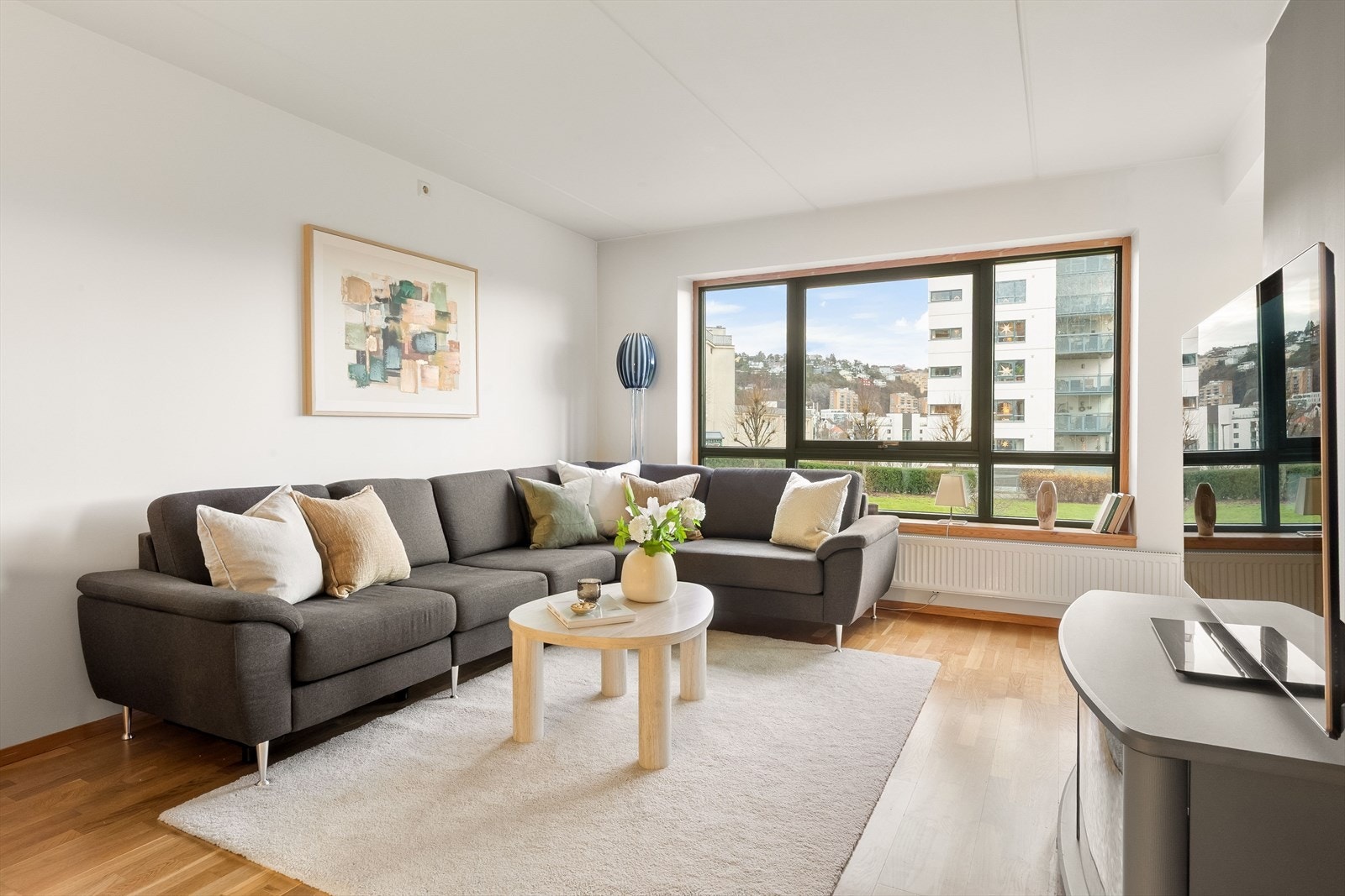 Flere store vindusflater gir et luftig og behagelig oppholdsrom. Galleribilde