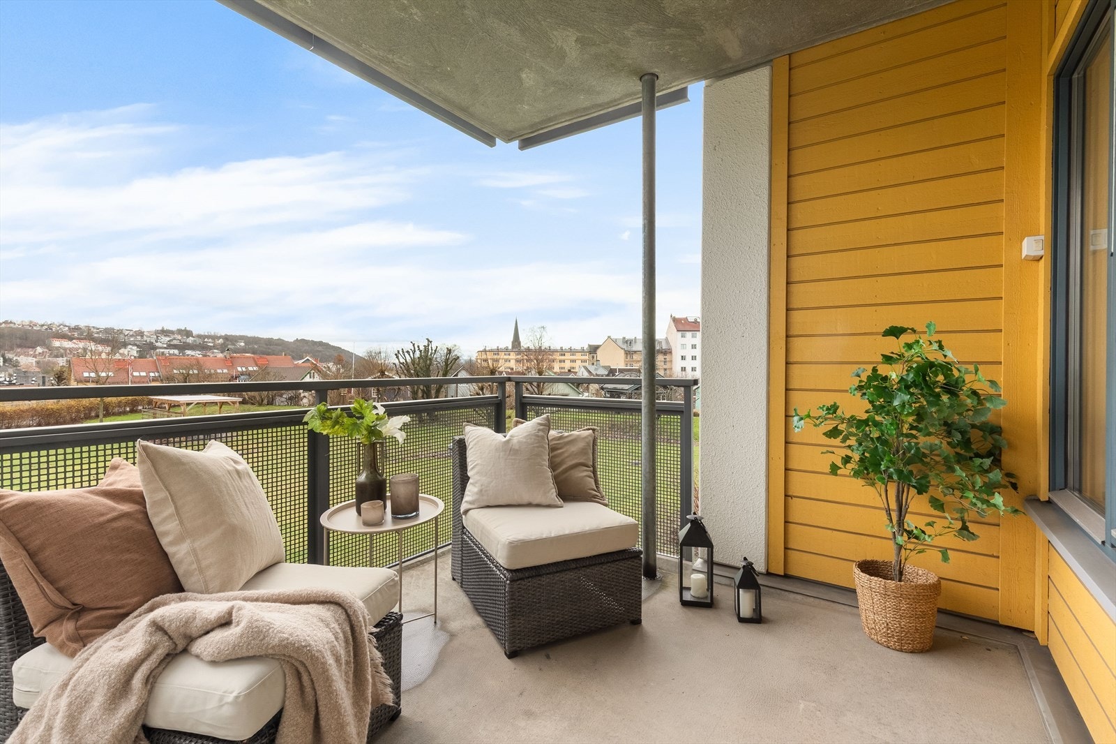 Utgang fra stue til sørvestvendt balkong på ca. 7m². Galleribilde