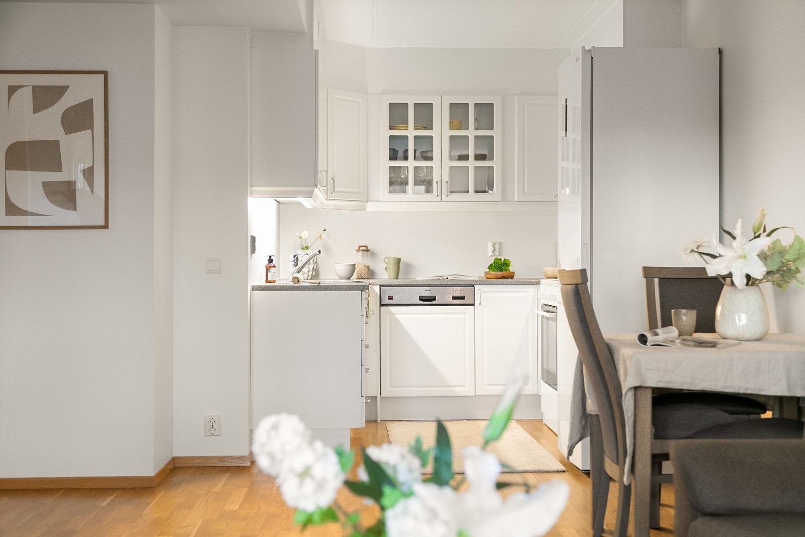 Velholdt kjøkken med integrerte hvitevarer. Galleribilde