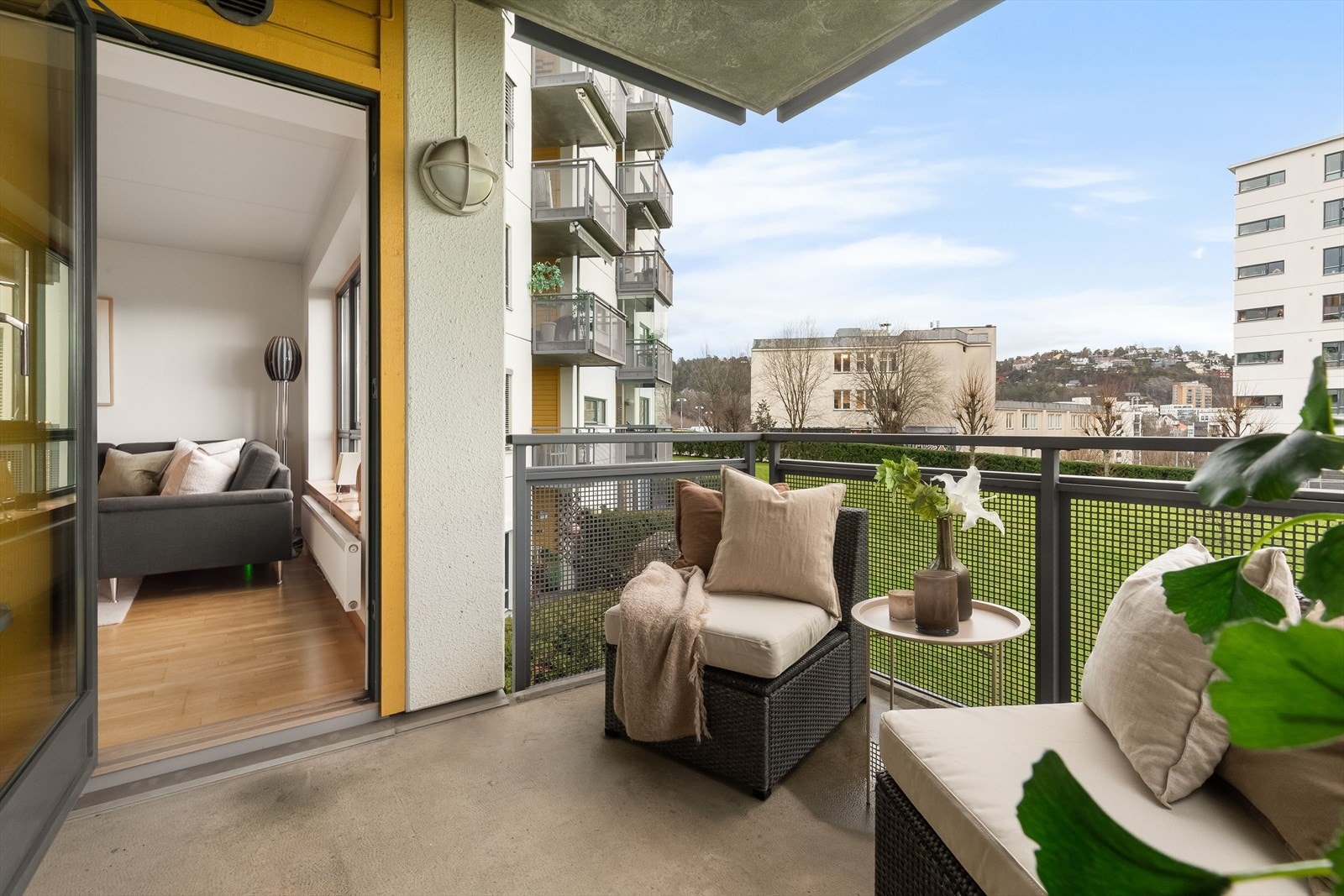 Her har du plass til utemøbler og grill, og kan nyte fin utsikt over grønne fellesarealer. Galleribilde