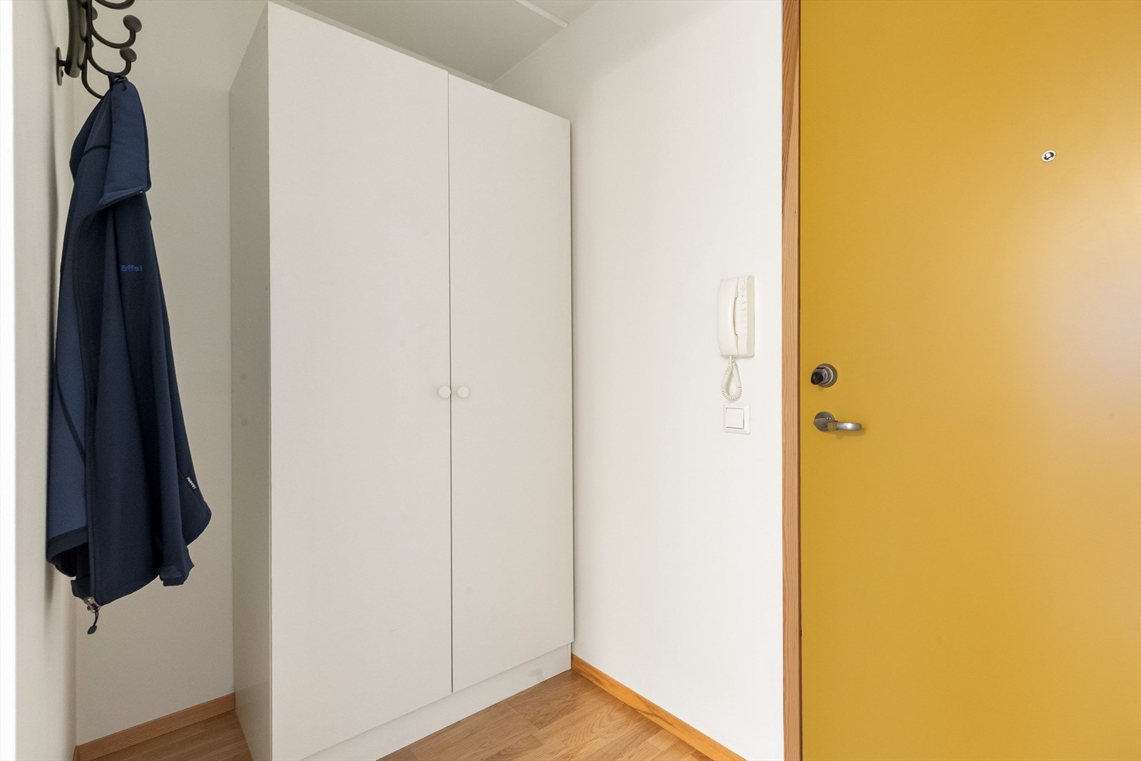 Entréen er praktisk innredet med garderobeskap og dørcallingsystem til venstre for døren gjør det enkelt å slippe inn gjester. Galleribilde