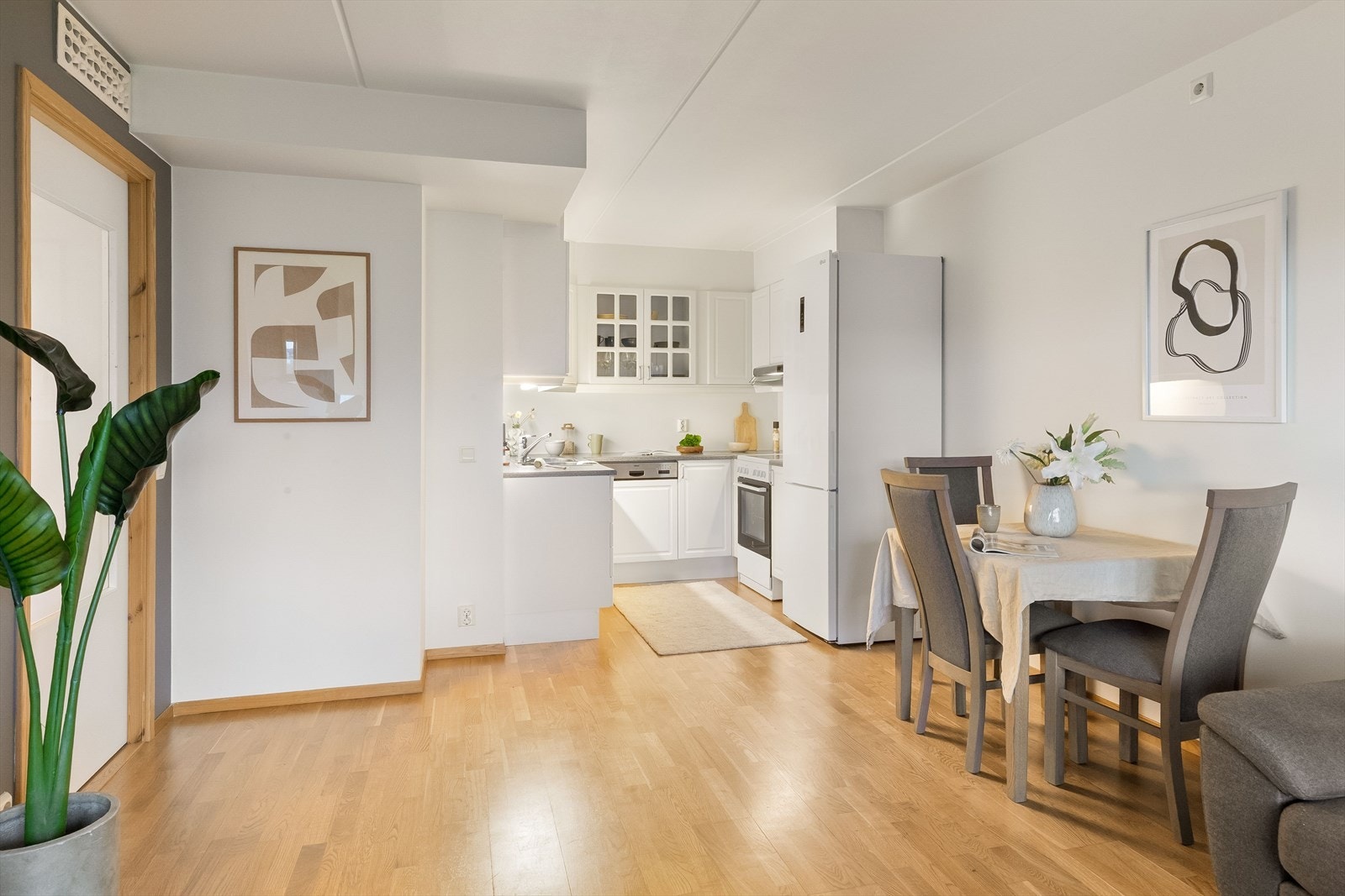 God plass til spisegruppe mellom kjøkken og stue. Galleribilde