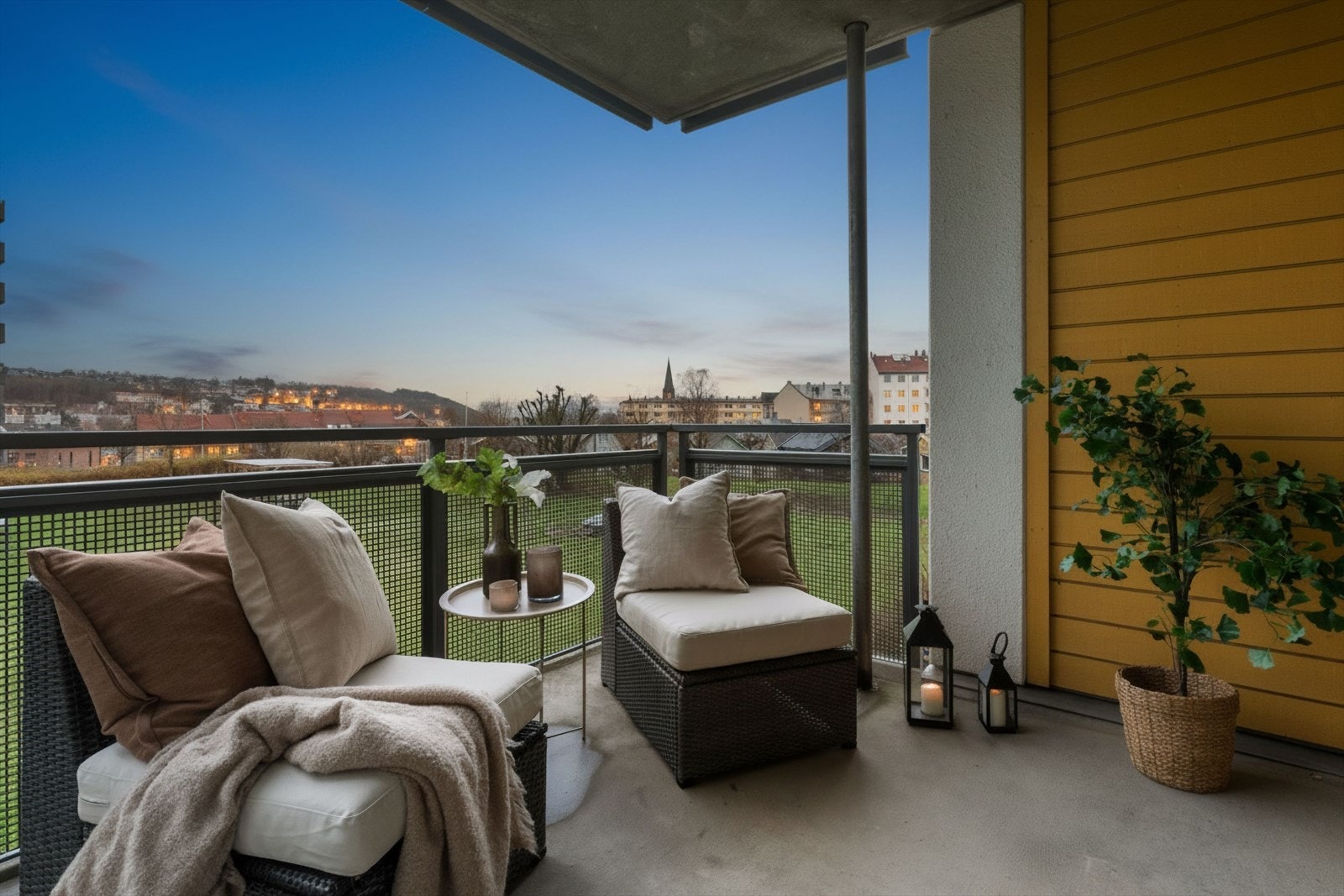 Dette er en stor 2-roms leilighet beliggende høyt og fritt uten innsyn i sentrale men rolige omgivelser på Etterstad. Galleribilde