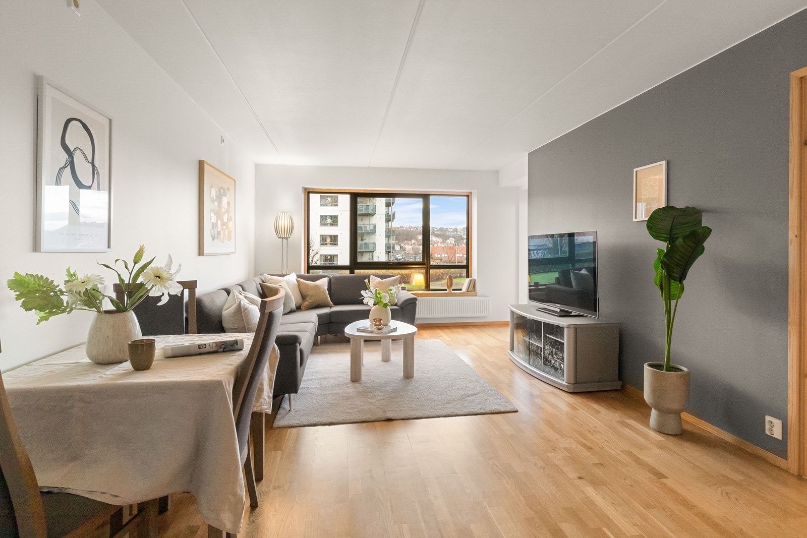 Romslig stue med mulighet for å møblere i flere soner. Galleribilde