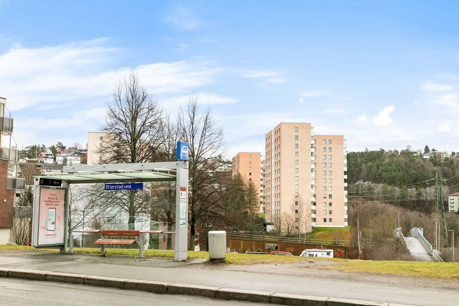 Kort gangavstand til offentlig transport med buss som nærmeste mulighet, kun 1min unna. Galleribilde